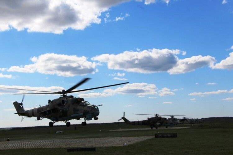 На Рівненщині в повітря підняли військові вертольоти 