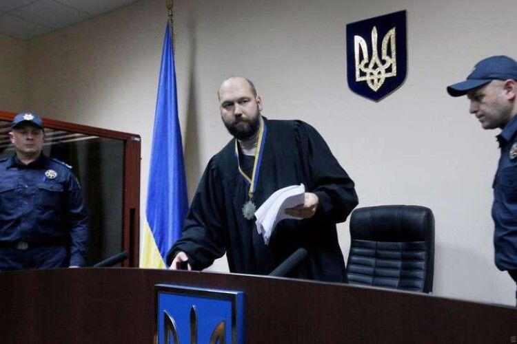 Суддя Вовк, який судить Порошенка, дозволив прослуховувати активістів
