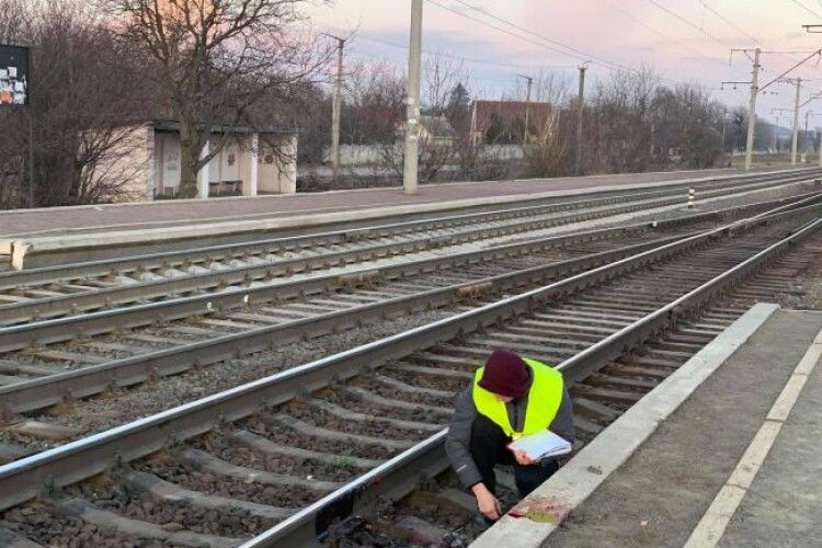 Передавав передачу в зону АТО: на Рівненщині поїзд відрізав чоловікові ноги