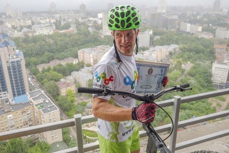 Поляк на ровері видерся на 35-й поверх київського хмарочоса (відео)