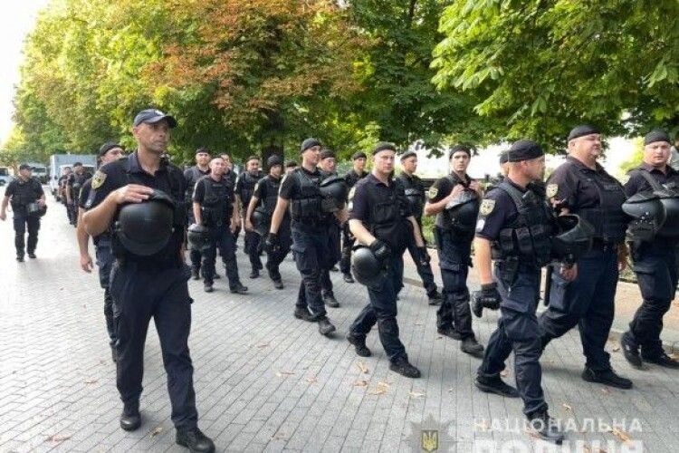 Сутички після маршу сексменшин в Одесі: кілька десятків молодиків відгамселили поліцейських