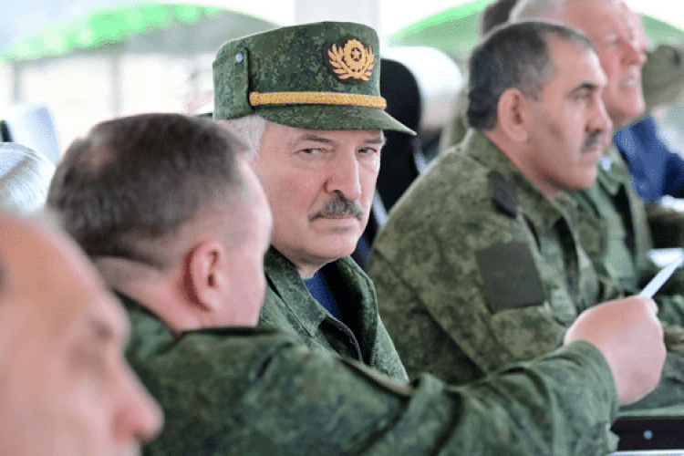 білоруський режим хоче дозволити КДБ контролювати виїзд із країни
