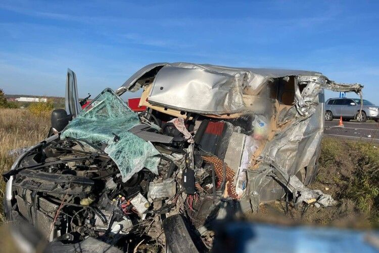 Моторошна ДТП на Волині: автомобіль перетворився на металобрухт, водій загинув (Фото)