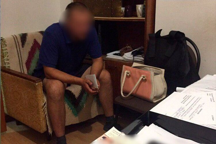 На Волині молодий чоловік відповідатиме за спробу дати 2 тисячі гривень хабара поліції