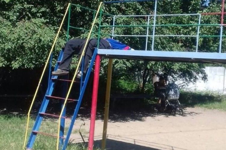 Рівнян налякав безхатько на дитячому майданчику