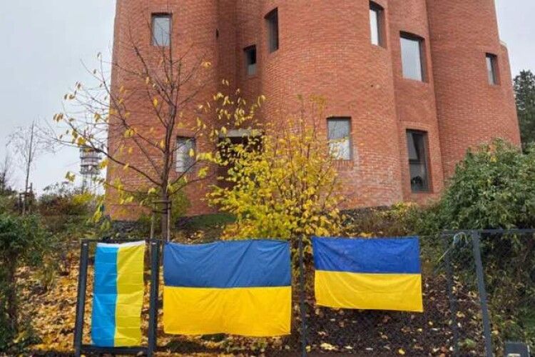 Синьо-жовті прапори з'явилися навколо будинку чеського спікера, який зняв український стяг