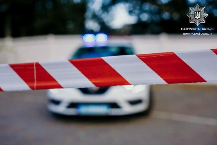 У Луцьку водій всунув гроші в авто патрульних