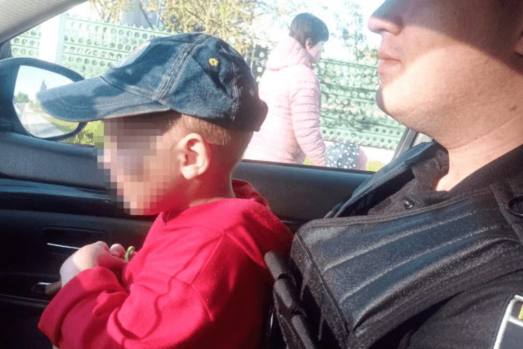 На Рівненщині на трасі неподалік міста блукав 4-річний хлопчик