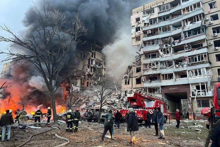 Ракетний удар по багатоквартирному будинку у Дніпрі: 10 людей поранено, серед них діти