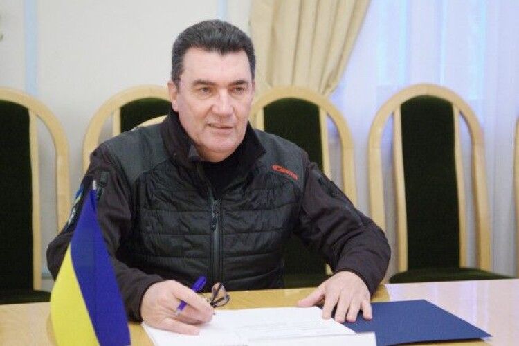 Данілов - Макрону: Треба гарантувати безпеку світу від росії, а не навпаки