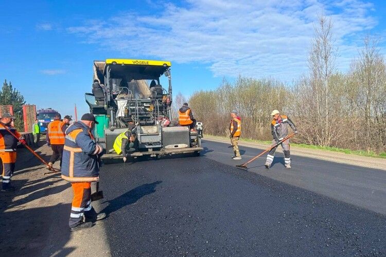 На волинських автошляхах за тиждень «залатали» 28 тисяч метрів квадратних ям 