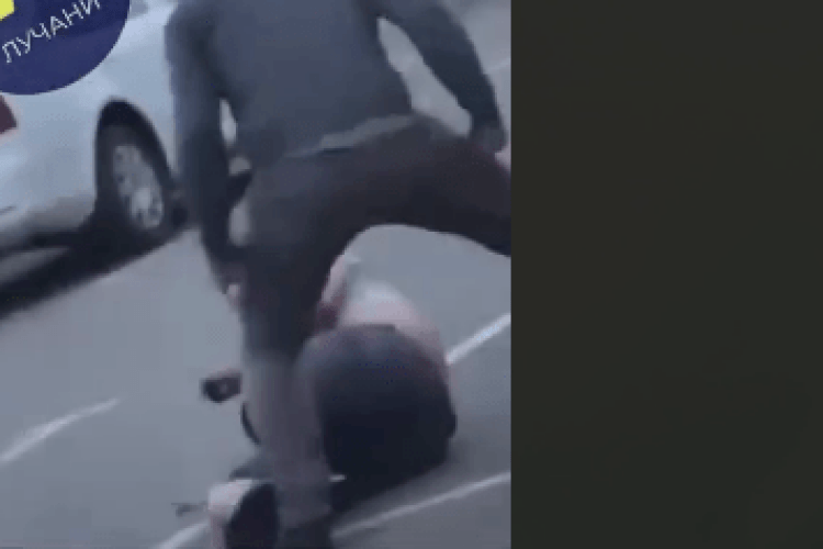  У Луцьку на парковці побили чоловіка (Відео)