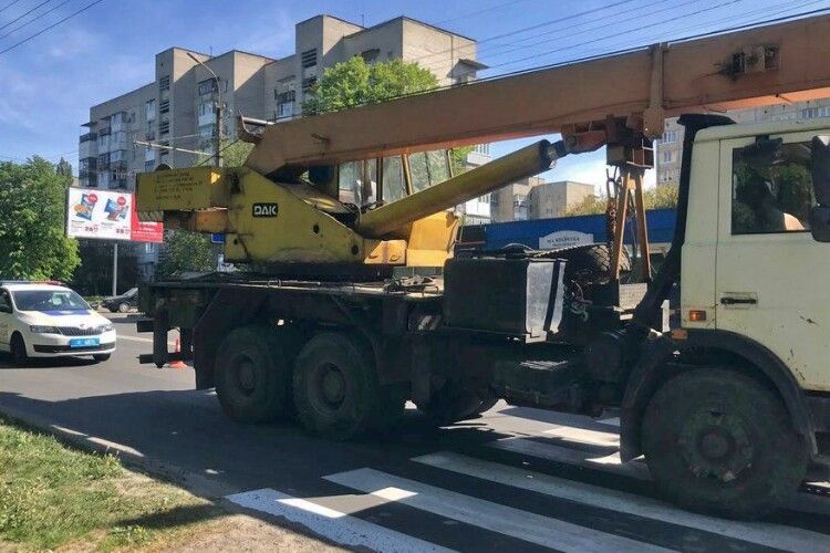 У Луцьку автокран збив маму з коляскою на переході: дитину госпіталізували