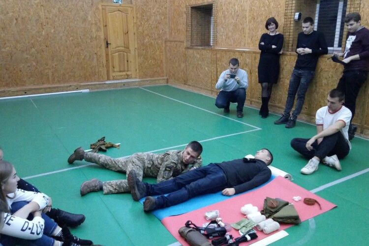 У Ковельському медколеджі вчилися зупиняти кровотечі в умовах бойових дій