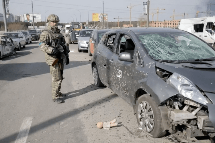 Понівечені автівки та покинуті дитячі візочки: поліція показала відео з Романівського мосту в Ірпені 