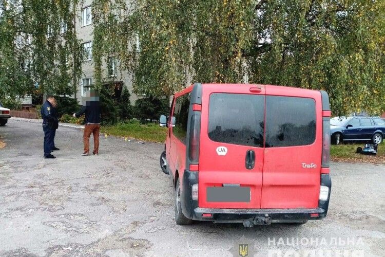 У Сарнах на Рівненщині водій «Renault Trafic», здаючи заднім ходом, завдав смертельних травм 89-річній жінці