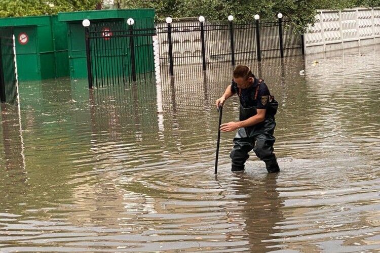 Плавало все: над Луцьком пронеслася шалена злива