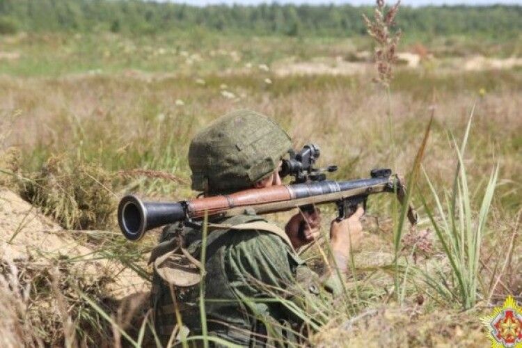 На супутникових знімках білоруського гарнізону видно збільшення техніки