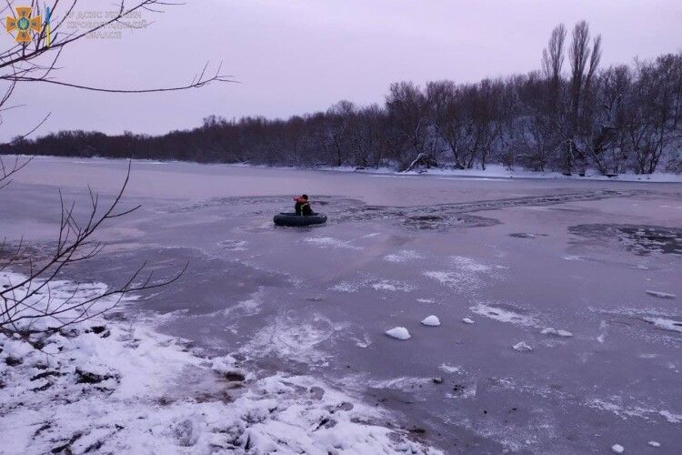 Зимові забавки закінчилися трагедію: двоє дітей провалилися під кригу (Фото)
