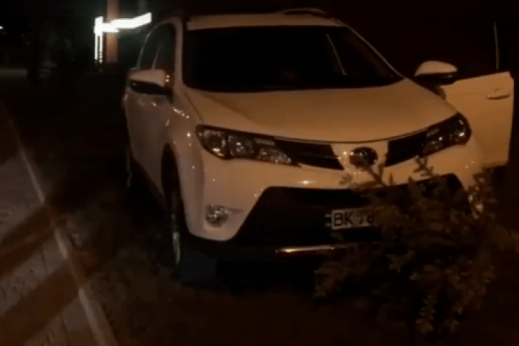 У Рівному водій наїхав на ялинку і заснув