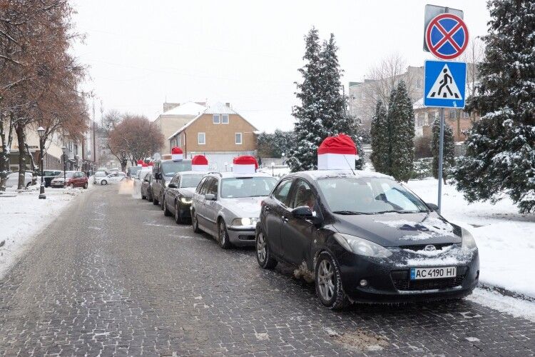 У Луцьку до дітей з інвалідністю Чудотворця доставляли на таксі