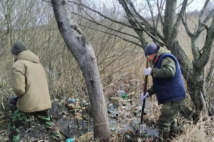 На Любешівщині активісти виловлювали сміття з води 