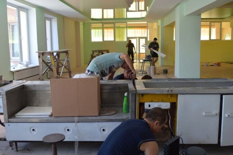 У Нововолинську управління освіти незаконно уклало договір на ремонт їдальні на 2 мільйони гривень