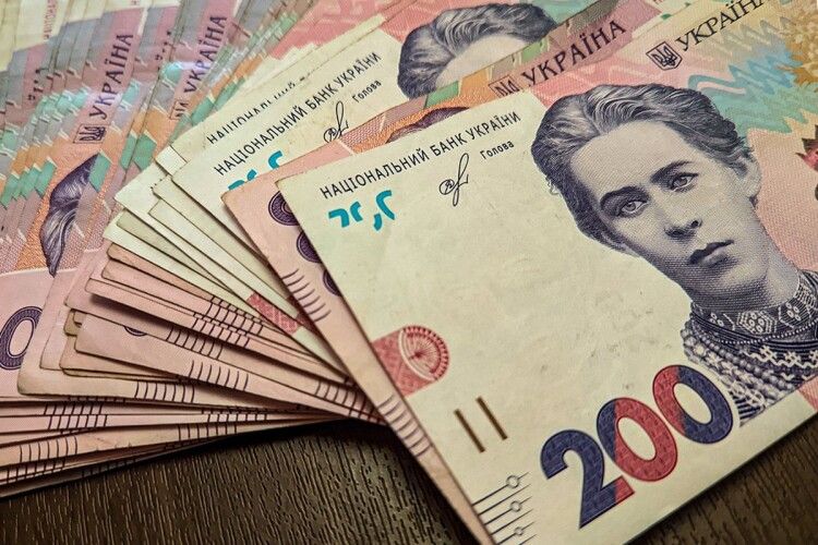 Чиновниця міськради на Волині «подарувала» чоловіку понад 800 тисяч гривень компенсації