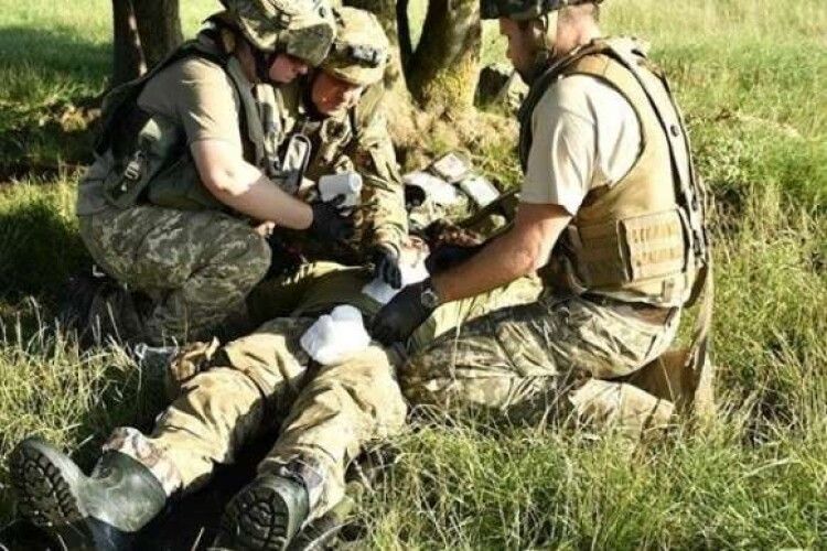 На Донбасі російські окупанти тяжко поранили українського військового