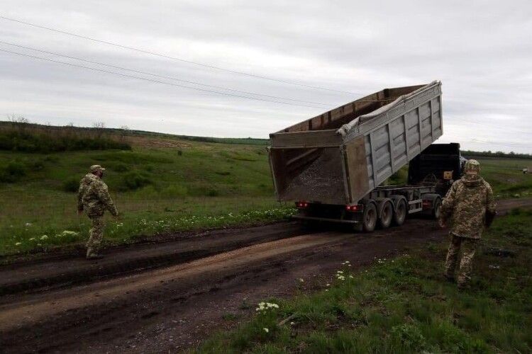 Українські воїни ремонтують дороги на Донбасі та доставляють медикаменти