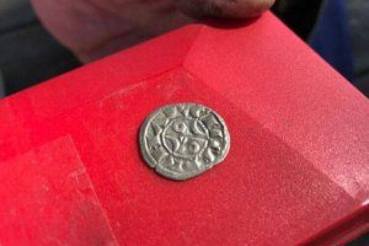 Французький фермер викопав на власному городі скарб: 14 тисяч срібних та бронзових монет XIII століття!