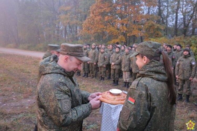 Окупантів зустріли «хлібом-сіллю»: до білорусі прибули російські військові