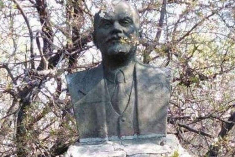 На Хмельниччині демонтували останній в Україні пам'ятник Леніну