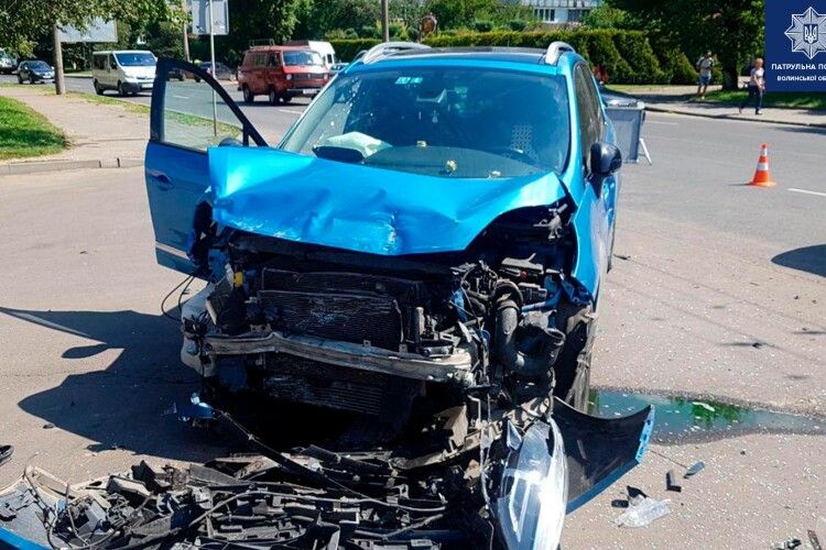 На Конякіна в Луцьку буцнулися Mitsubishi Pajero та Renault Scenic (Фото)