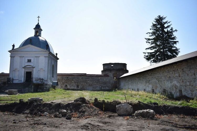 Під час реставрації монастиря в Підкамені знищено десятки поховань 