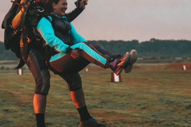 Син-інвалід подарував мамі… стрибок з парашутом
