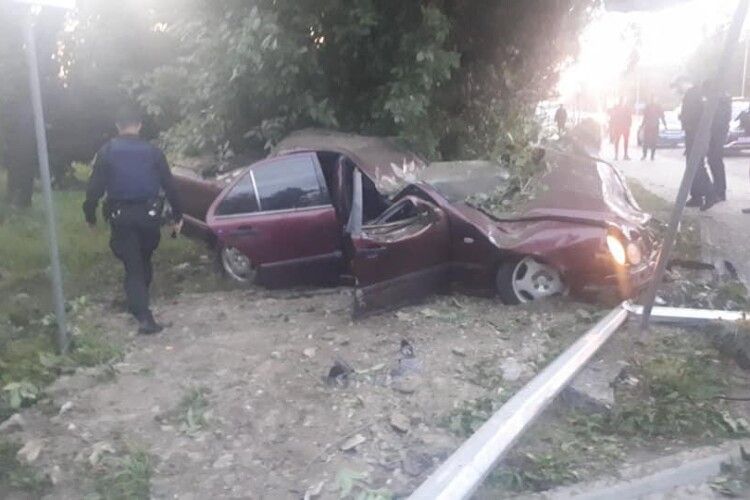 21-річна дівчина на Mercedes спробувала втекти з місця ДТП, але врізалася в дерево і загинула