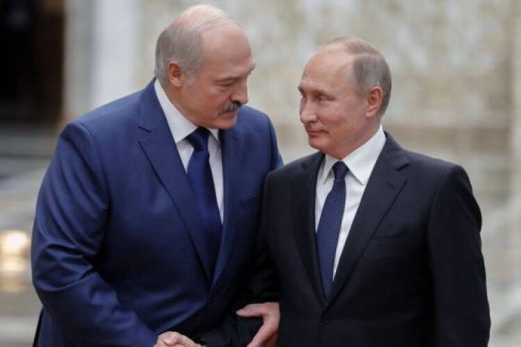 «Біля нашого кордону – 6 батальйонів»: путін змушує лукашенка відкрито вступити у війну 