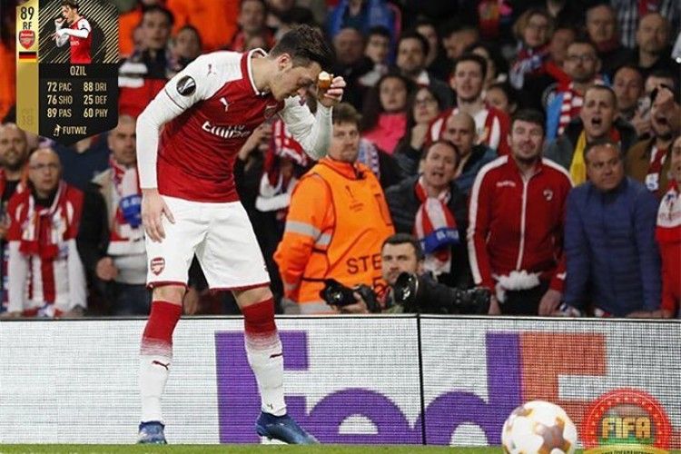 Один з найкращих півзахисників світу поцілував шматок хліба, яким у нього кинули уболівальники (Відео)