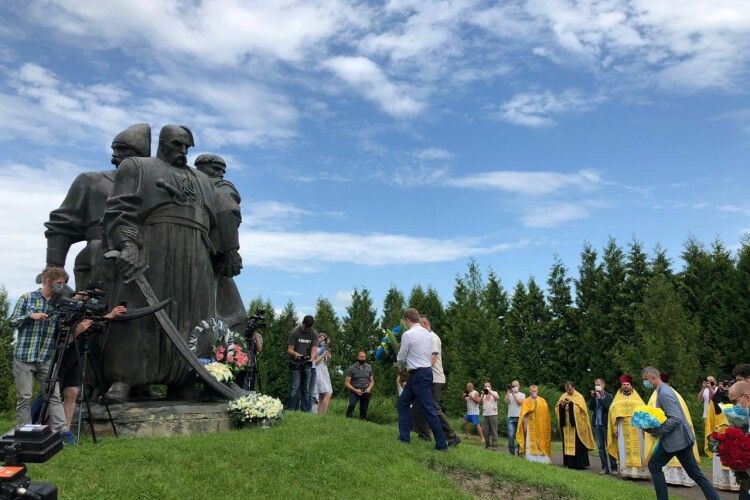 На Рівненщині вшанували героїв Берестецької битви. Через пандемію урочистості обмежили (Фото)