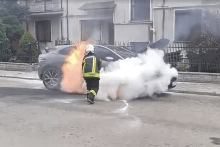 У Луцьку ліквідували пожежу електромобіля (Відео)