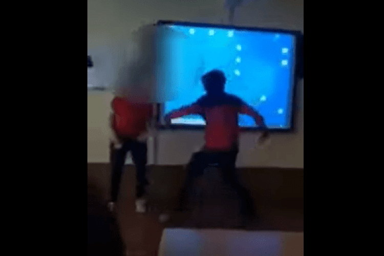 Старшокласник на очах у всього класу побив дівчину (Відео 18+)