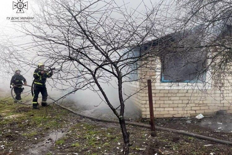 Волинські рятувальники вдосвіта понад годину рятували оселю мешканців села на Любомльщині