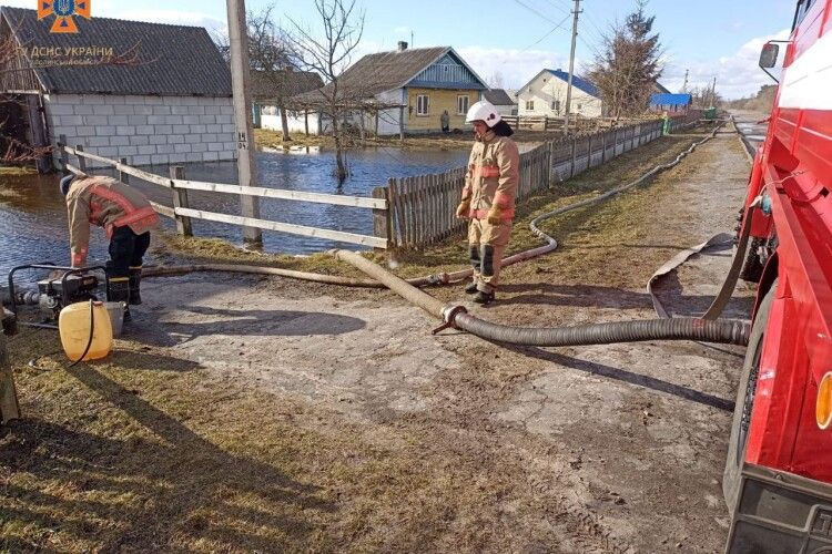 Позаливало обійстя: волинські рятувальники з господарств людей відкачали 400 кубометрів води (Фото)