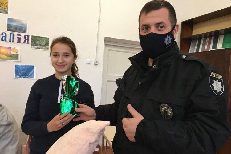 Поліцейський офіцер громади приїхав з подарунками до особливих волинян (Фото)