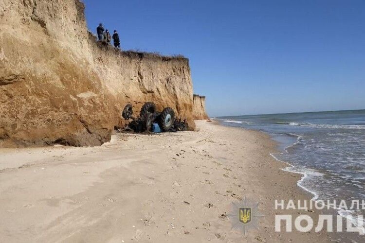 На Одещині трактор впав із високого схилу на берег Чорного моря – тракторист загинув