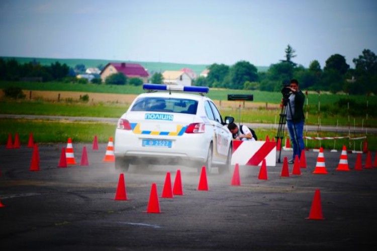 Найкраще в Україні «вишивають» службовими автомобілями рівненські поліцейські, другі — волиняни