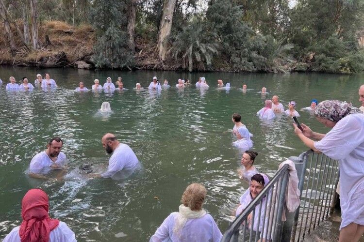 Волиняни на Святій Землі занурились у води Йордану і помолилися за Україну
