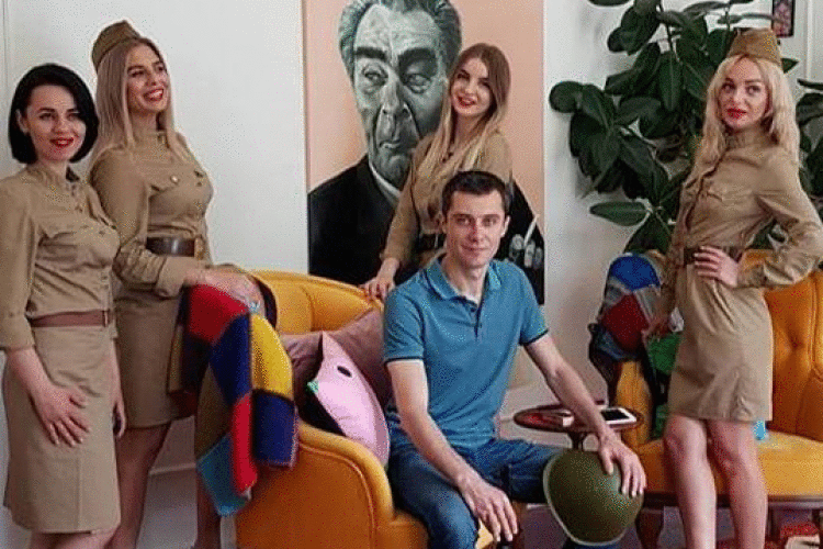 У Черкасах перукарок змусили зняти форму червоноармійок