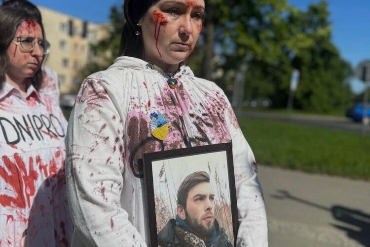 Сестра Героя з Волині зустріла посла РФ у закривавленій сукні і портретом убитого брата